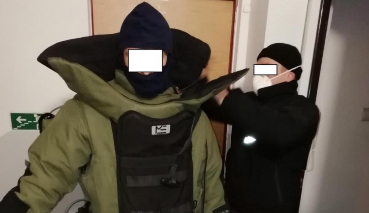 V bytě zasahovali pyrotechnici.