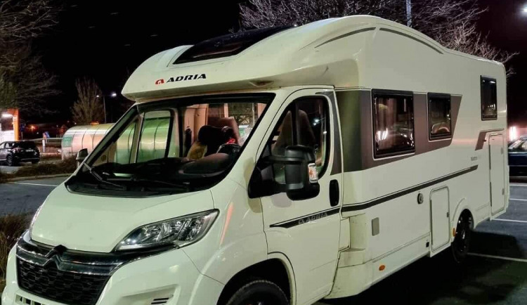 Policisté hledají muže, který si půjčil obytňák a nevrátil ho. Naposledy se pohyboval v Praze a okolí.