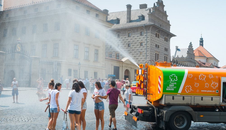 V Praze kvůli vedrům vyjely kropicí vozy, asfalt chladilo i letiště v Ruzyni.