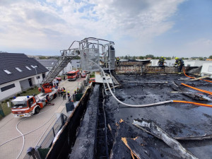 VIDEO: V Praze hořel solární panel na rodinném domě. Chytly i sousední střechy