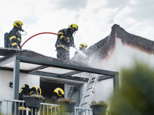VIDEO: V Praze hořel solární panel na rodinném domě. Chytly i sousední střechy
