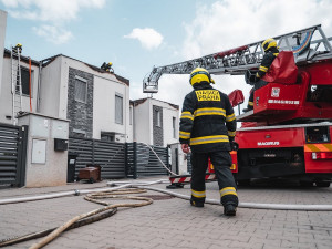 VIDEO: V Praze hořel solární panel na rodinném domě. Chytly i sousední střechy