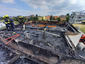 VIDEO: V Praze hořel solární panel na rodinném domě. Chytly i sousední střechy