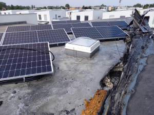 VIDEO: V Praze hořel solární panel na rodinném domě. Chytly i sousední střechy