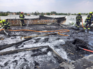 VIDEO: V Praze hořel solární panel na rodinném domě. Chytly i sousední střechy