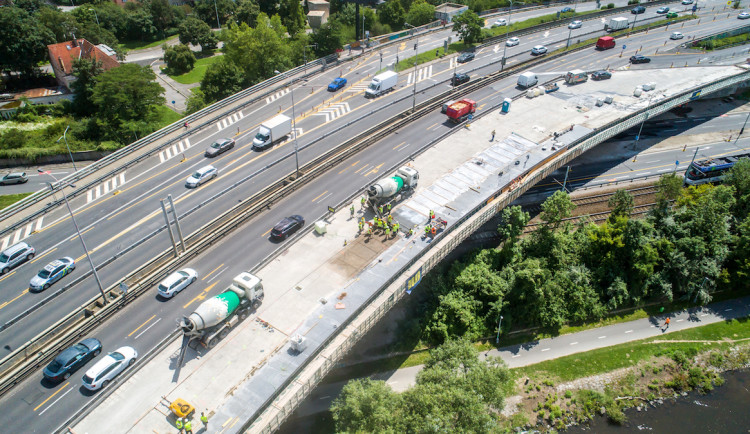 Barrandovský most dostal speciální beton.