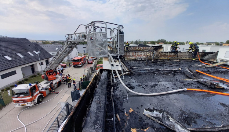 Hořely střech tří domů.