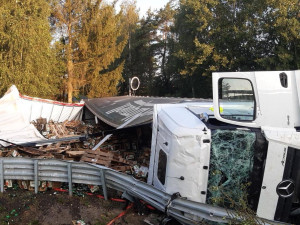 Pod dálnicí u Prahy se převrátil kamion s pivem.