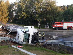 Pod dálnicí u Prahy se převrátil kamion s pivem.