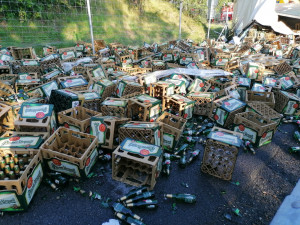 Pod dálnicí u Prahy se převrátil kamion s pivem.