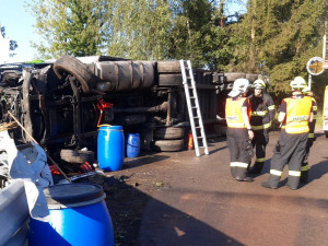 Pod dálnicí u Prahy se převrátil kamion s pivem.