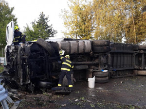 Pod dálnicí u Prahy se převrátil kamion s pivem.