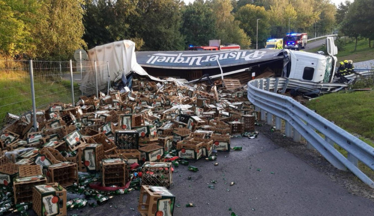 Z kamionu vypadly tisíce lahví piva.