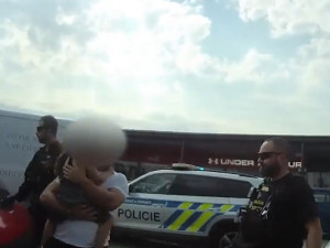 Policie řešila další případ dítěte nechaného v horku v autě