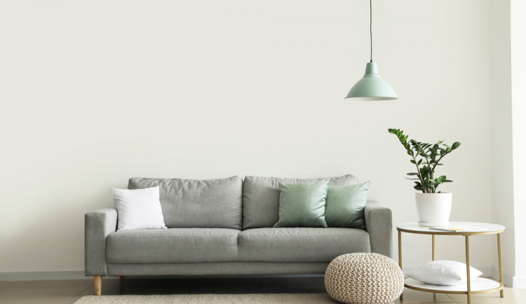 Jak na úložný prostor v malém bytě? Řešením je vhodně zvolená pohovka a multifunkční nábytek