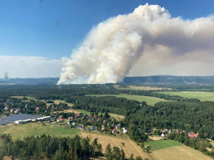 VIDEO: Nic většího než požár v Českém Švýcarsku jsem nikdy neviděl, říká armádní pilot z Prahy