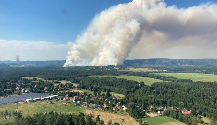 Nikdy nic většího než požár v Českém Švýcarsku jsem neviděl, říká armádní pilot z Prahy