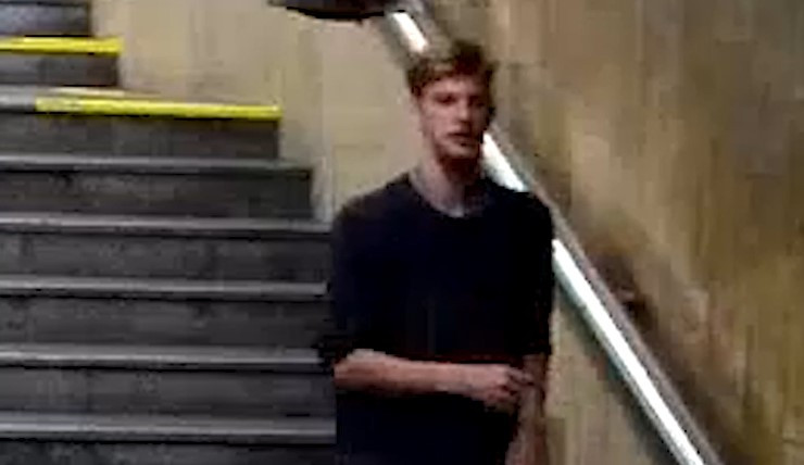 Muž utíkal před revizorem. Cestou srazil seniorku, která skončila na operaci