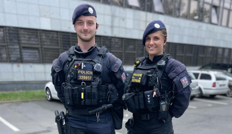 Policistka s parťákem.