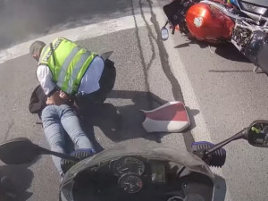 VIDEO: Muž se zákazem řízení spěchal na motorce k soudu. Před policisty prchal několik kilometrů