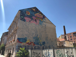 Přes 120 metrů plochy, tři a půl dne práce, sedmdesát plechovek barvy. Nový murál v Karlíně je hotov