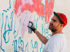 Přes 120 metrů plochy, tři a půl dne práce, sedmdesát plechovek barvy. Nový murál v Karlíně je hotov