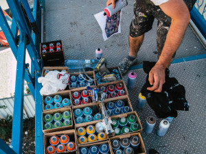 Přes 120 metrů plochy, tři a půl dne práce, sedmdesát plechovek barvy. Nový murál v Karlíně je hotov