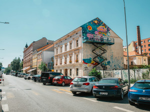 Přes 120 metrů plochy, tři a půl dne práce, sedmdesát plechovek barvy. Nový murál v Karlíně je hotov
