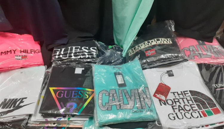 V Sapě našli skoro deset tisíc padělků.