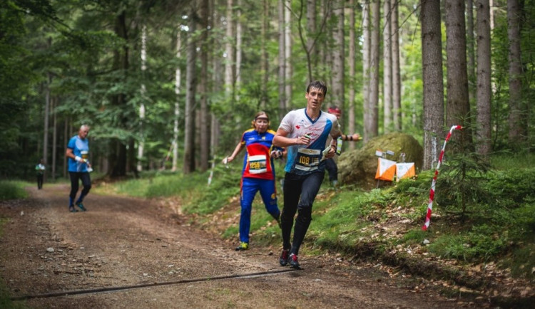 Tisícovka orientačních běžců na Czech O-Tour v Jizerkách