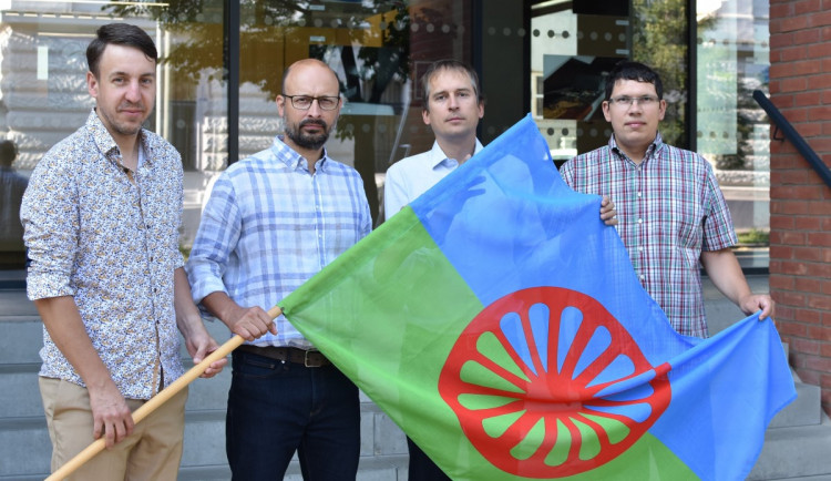 Na pražských radnicích visí romské vlajky. Připomínají Den romského holocaustu