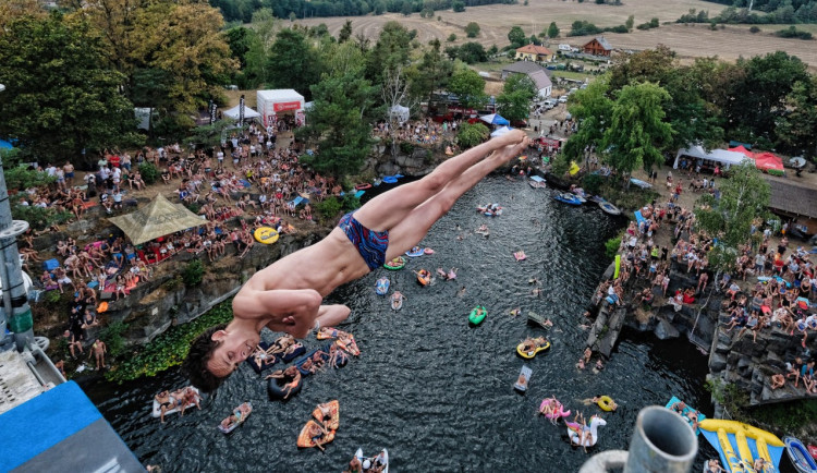 Blíží se extrémní závody ve skocích do vody. Závodníci budou skákat z dvaceti metrů