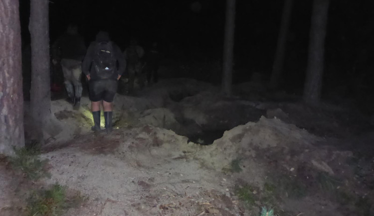 Jihočeští psovodi dopadli dalšího lovce vltavínů. Kopal i přes zákaz činnosti