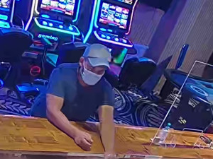 VIDEO: Muž přepadl kasino s nožem v ruce. Utekl s prázdnou