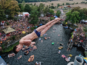 Blíží se extrémní závody ve skocích do vody. Závodníci budou skákat z dvaceti metrů