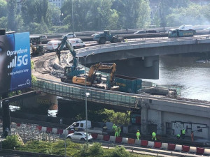 Oprava Barrandovského mostu má skoro měsíční zpoždění. Nasadili třetí směnu