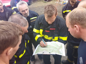 VIDEO: V Hřensku pomáhá padesátka hasičů z Prahy. Do nepřístupných míst nosí vodu na zádech