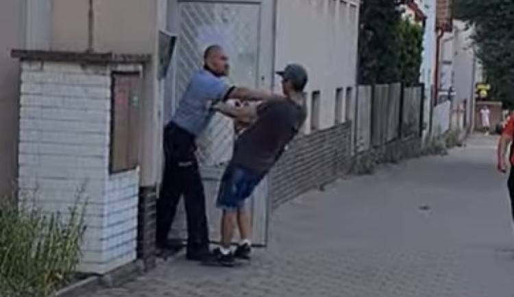 VIDEO: Policista neudržel nervy na uzdě a napadl provokatéra. Případ prověřuje GIBS