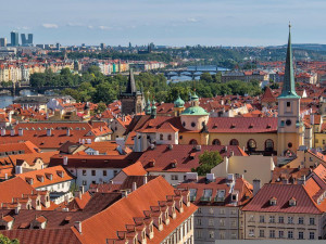 Praha změnila stavební předpisy.  Na střechách s menším sklonem bude povinně vegetace