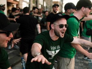 FOTOGALERIE: Centrum Prahy obsadili řečtí fanoušci, míří na večerní zápas se Slavií