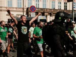 FOTOGALERIE: Centrum Prahy obsadili řečtí fanoušci, míří na večerní zápas se Slavií