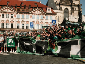 FOTOGALERIE: Centrum Prahy obsadili řečtí fanoušci, míří na večerní zápas se Slavií