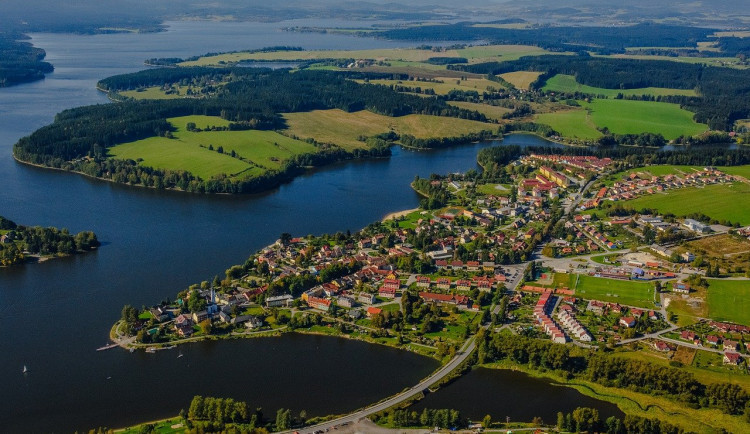 Voda na většině koupalištích v kraji se zhoršila. Vadí hlavně sinice
