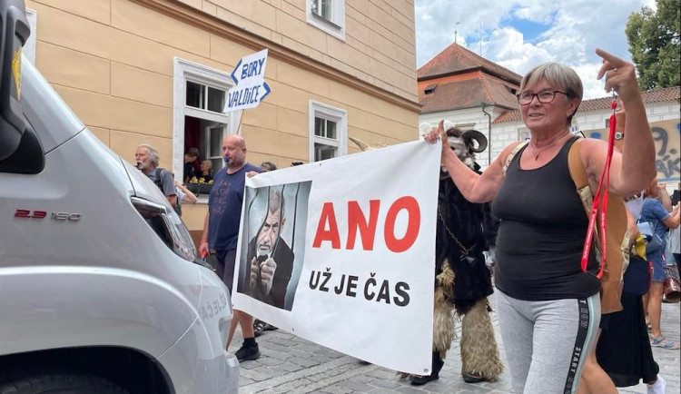 Vondrášek nechá prošetřit incidenty z Babišových mítinků. Ostře zkritizoval policistu v kšiltovce hnutí ANO