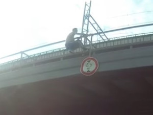 VIDEO: Zfetovaný muž se houpal na mostní konstrukci. Zachránili ho policisté 