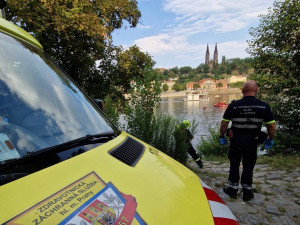 Ve Vltavě se utopil muž. Pod vodou byl skoro hodinu