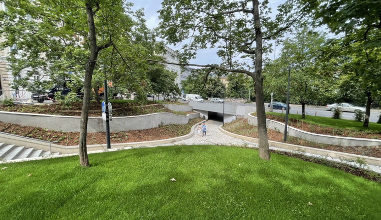 Park rozdělený mezi dvě městské části je opravený. Druhá část se dočkala o čtyři roky později