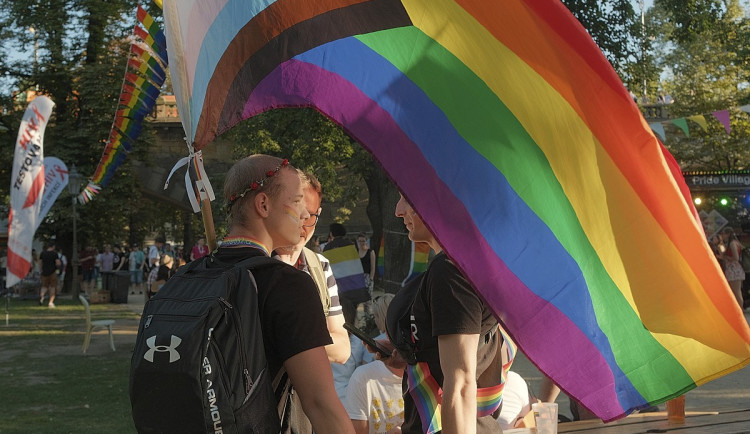 FOTOGALERIE: Praha září duhou. Proběhlo slavnostní zahájení Prague Pride