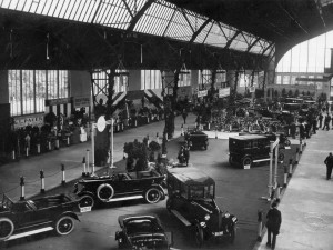 Interiér postranního křídla Průmyslového paláce během hospodářské výstavy dne 1. května 1921. (1921, Česká tisková kancelář)