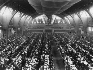 Interiér postranního křídla Průmyslového paláce v době konání IX. sjezdu KSČ dne 27. května 1949. (1949, Česká tisková kancelář)